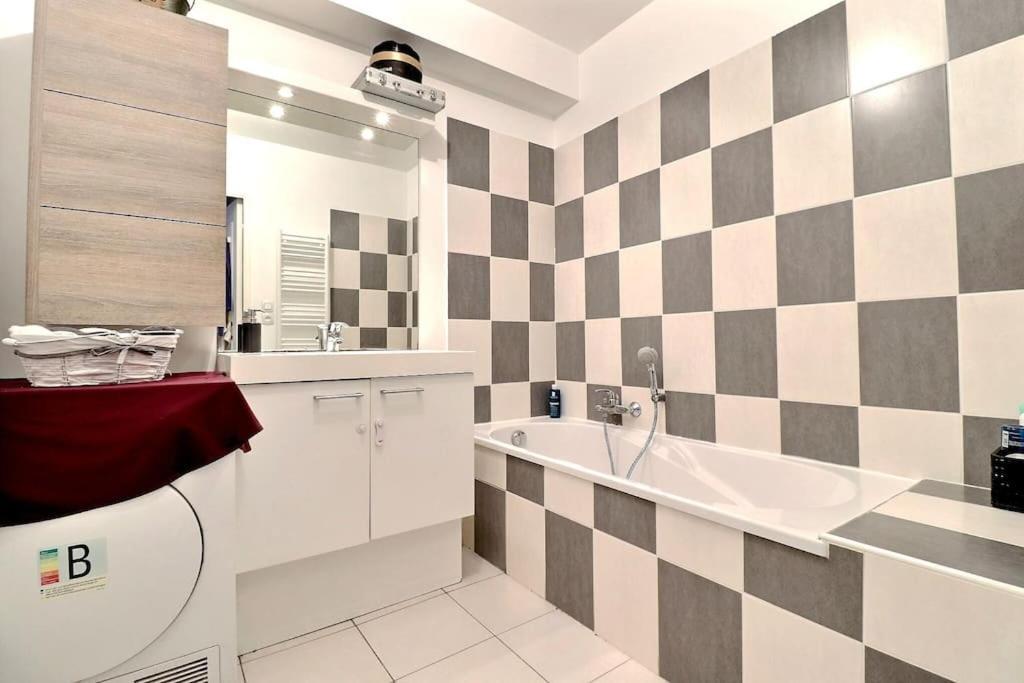 Tres Bel Appartement Contemporain Et Calme Frejus Exterior photo